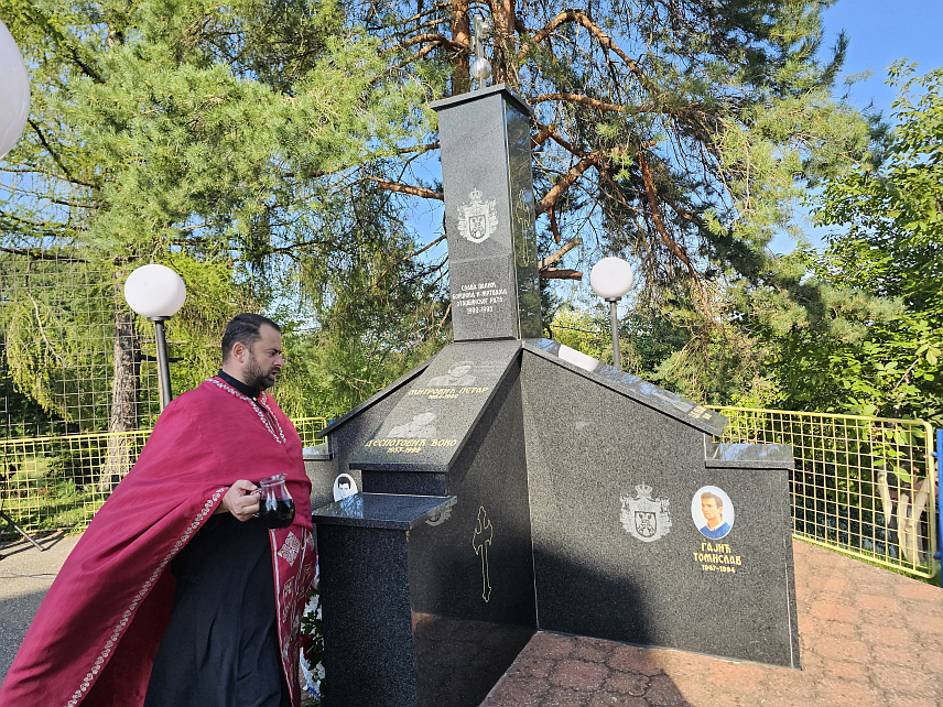 УГЉЕВИК, 13. СЕПТЕМБРА /СРНА/ - У Мезграји-Гај код Угљевика данас је обиљежена 31 година од напада муслиманских снага из Теочака у којем је убијено девет људи, од чега су три цивилне жртве.