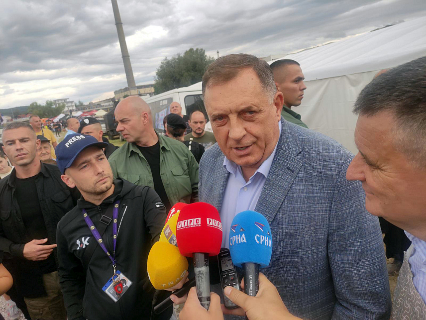 БАЊАЛУКА, 14. СЕПТЕМБРА /СРНА/ - Предсједник Републике Српске Милорад Додик позвао је грађане да сутра, поводом Дана српског јединства, слободе и националне заставе, поносно истакну српске тробојке на своје домове.