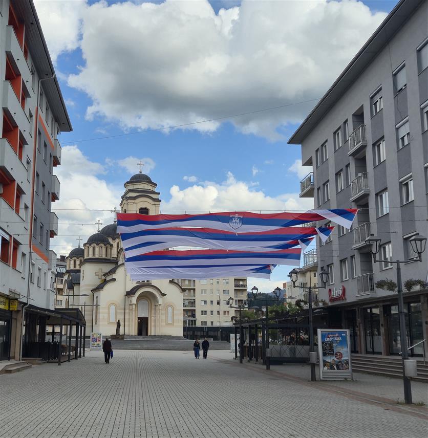 ИСТОЧНО САРАЈЕВО, 14. СЕПТЕМБРА /СРНА/ - Општине Пале и Источна Илиџа украшени српским тробојкама дочекују Дан српског јединства, слободе и националне заставе, који се сутра обиљежава у Републици Српској и Србији.