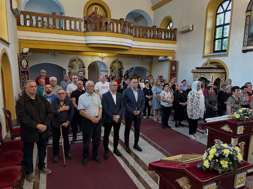 ПРЊАВОР, 15. СЕПТЕМБРА /СРНА/ - Организација породица заробљених, погинулих бораца и несталих цивила Прњавор синоћ је парастосом у Храму Светог великомученика Георгија у овом граду одала почаст свим жртвама Одбрамбено-отаџбинског рата.