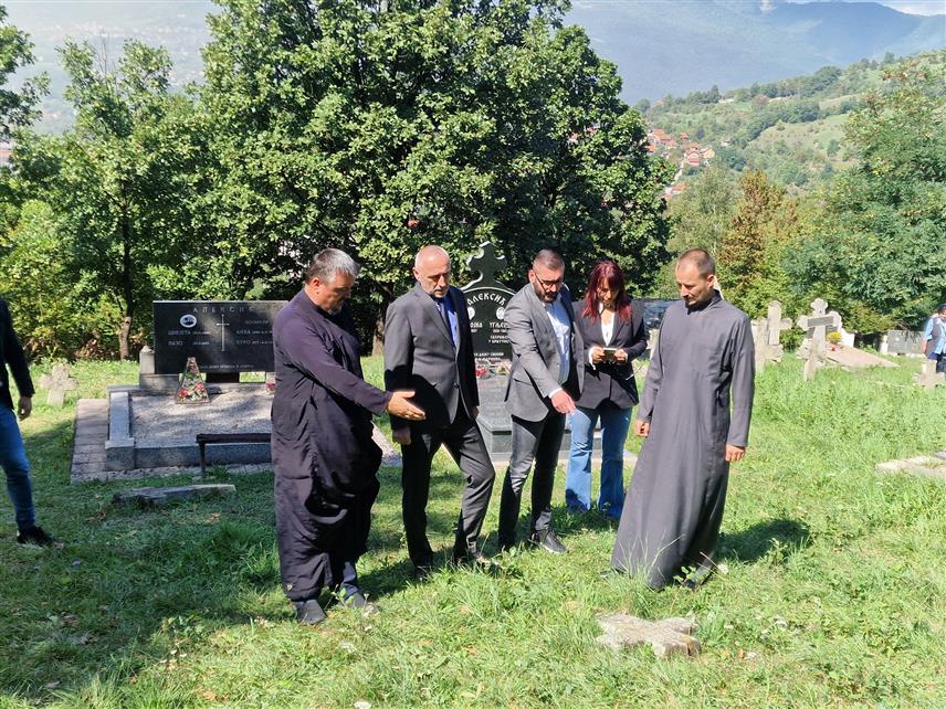 ЗЕНИЦА 16. СЕПТЕМБРА /СРНА/ - Министар рада и борачко-инвалидске заштите Републике Српске Данијел Егић посјетио је данас православно гробље у мјесту Печуј код Зенице, гдје су вандали поломили и оштетили више од 60 крстова и надгробних споменика.