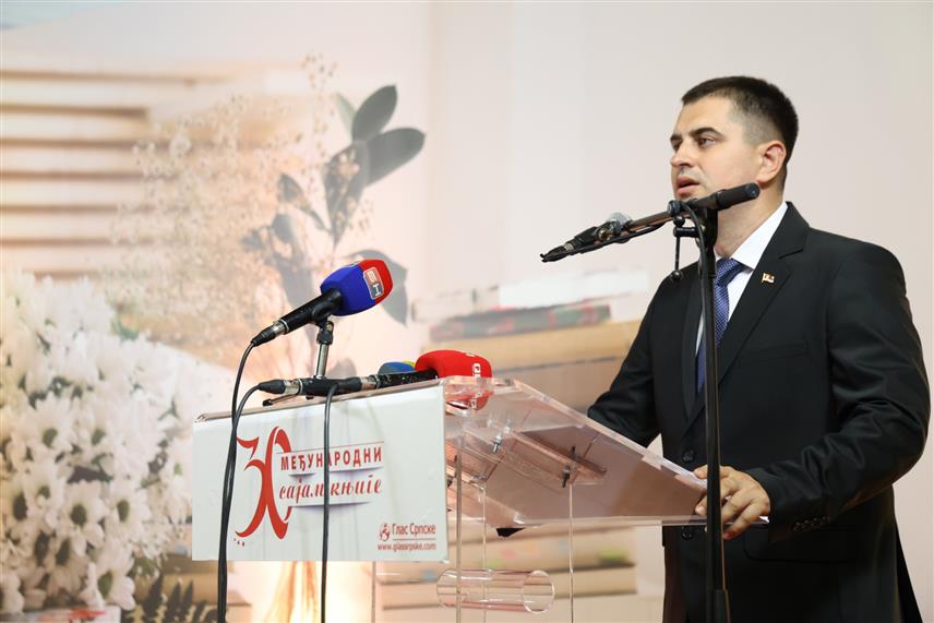 БАЊАЛУКА, 16. СЕПТЕМБРА /СРНА/ - Државни секретар Србије Дејан Антић у обраћању присутнима на отварању 30. Међународног сајма књиге у Бањалуци. /Фото - Борислав Здриња/