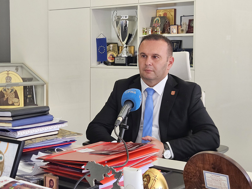 ИСТОЧНО САРАЈЕВО, 17. СЕПТЕМБРА /СРНА/ - Градоначелник Источног Сарајева Љубиша Ћосић истакао је да ће град наставити са пронаталитетном политиком јер је циљ да се повећа број становника, као и са улагањима у све градске општине јер се жели равномјеран развој.