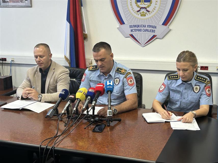 ИСТОЧНО САРАЈЕВО, 18. СЕПТЕМБРА /СРНА/ – Осам ухапшених у акцији "Пролом два" осумњичено је за препродају кокаина, марихуане, амфетамина, екстазија и хероина и стицање противправне имовинске користи од 2.710.790 евра, рекао је начелник Полицијске управе Источно Сарајево Бранислав Шеховац.