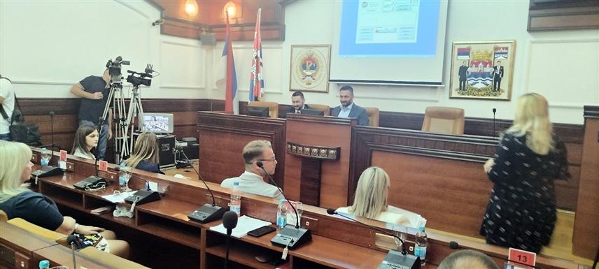 БАЊАЛУКА, 18. СЕПТЕМБРА /СРНА/ - Скупштина града Бањалука наставила је данас ванредну сједницу на чијем је дневном реду информација о тендеру за обнову јавне расвјете вриједном 35 милиона КМ.