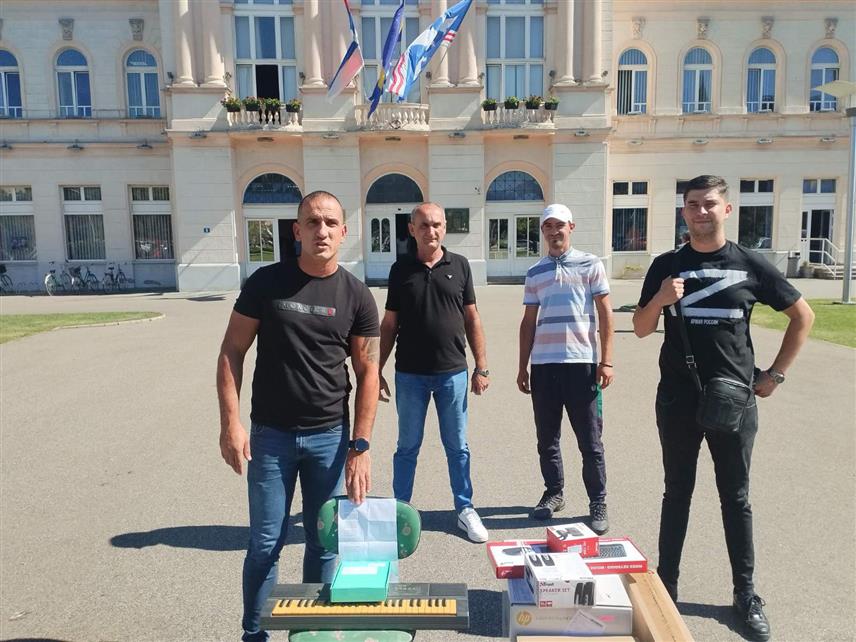 БИЈЕЉИНА, 19. СЕПТЕМБРА /СРНА/ - Група грађана Бијељине данас је донирала градоначелнику Љубиши Петровићу рачунарску опрему, канцеларијску столицу и синтисајзер са молбом да не троши пола милиона КМ народног новца за куповину клавира, чију је набавку најавио.