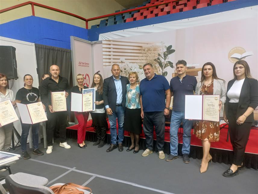 БАЊАЛУКА, 19. СЕПТЕМБРА /СРНА/ - Бањалучки писац Tања Ступар Tрифуновић добитник је награде "Липље" за савремену књижевност на 30. Међународном сајму књиге "Бањалука 2025" за роман "Дуж оштрог ножа лети птица" у издању београдске издавачке куће "Лагуна".