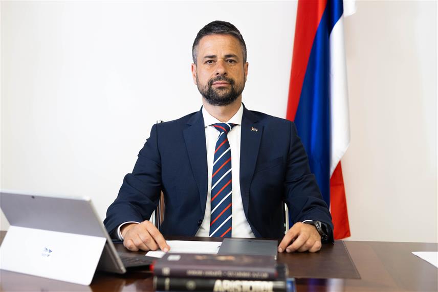БАЊАЛУКА, 1. СЕПТЕМБРА /СРНА/ - Министар финансија и трезора у Савјету министара Срђан Амиџић упозорио је да је једним потписом Бошњака грађанима Републике Српске одузето 148 милиона КМ што је врло јасна политичка порука, те позвао све српске представнике у Сарајеву да буду одлучни и јединствено реагују у интересу народа.
