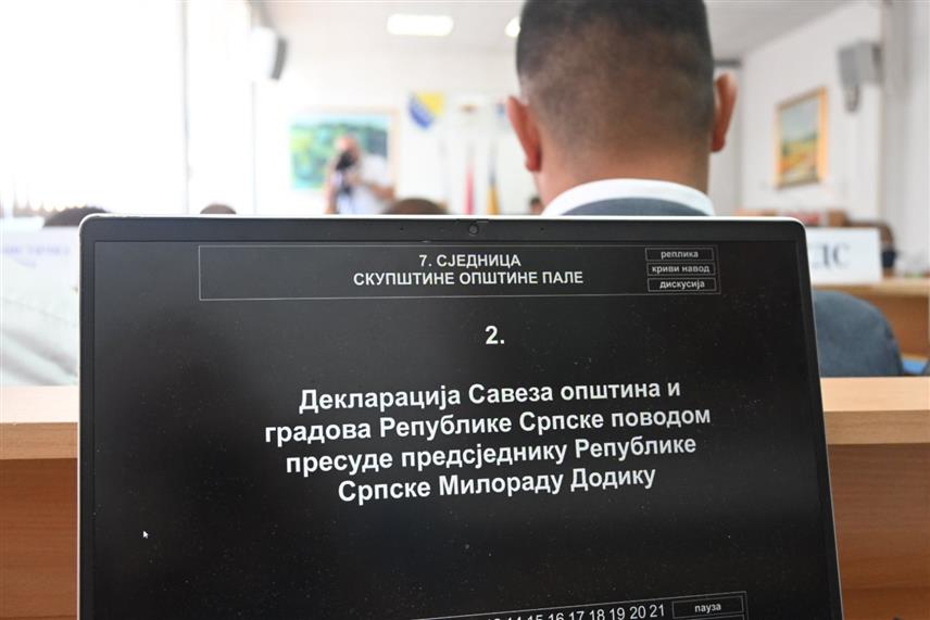 ПАЛЕ, 1. СЕПТЕМБРА /СРНА/ - Одборници Скупштине општине Пале усвојили су данас закључак којим је прихваћена Декларација Савеза општина и градова Републике Српске којом се одбацује политички мотивисана пресуда изреченој предсједнику Српске Милораду Додику.