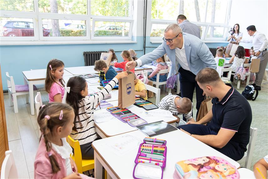 ПРЊАВОР, 1. СЕПТЕМБРА /СРНА/ - Градоначелник Дарко Томаш и предсједник Скупштине града Дражен Микић посјетили су првачиће у двије градске школе и уручили им пригодне поклоне за почетак школске године.	