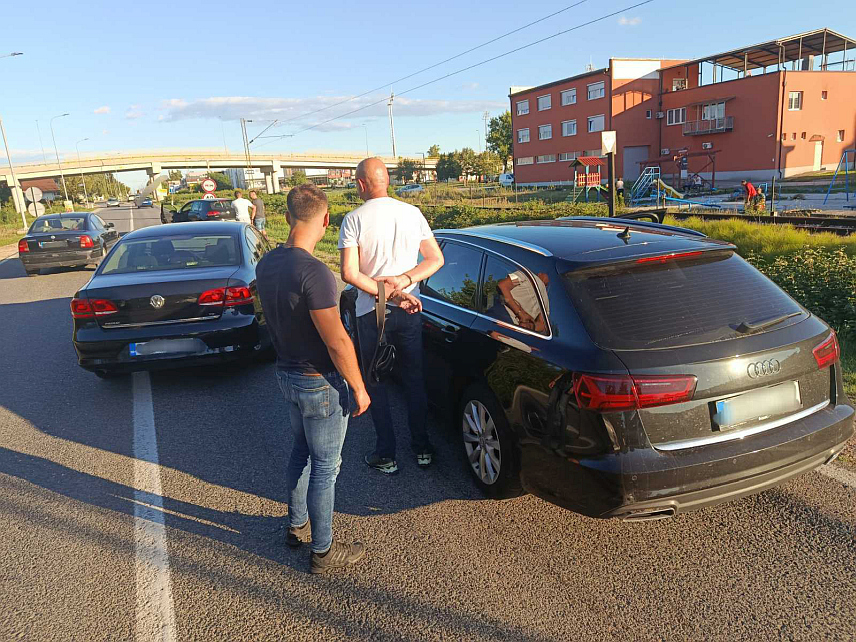 ПРИЈЕДОР, 1. СЕПТЕМБРА /СРНА/ - Полиција је у Приједору заплијенила 10 килограма кокаина у акцији "Ла коста" и ухапсила Ж. Л. из Србије у чијем је "аудију" пронађена дрога.