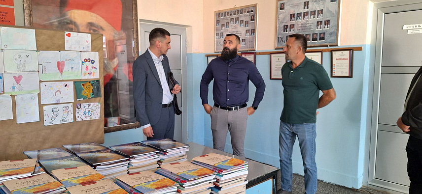 ПЕЛАГИЋЕВО, 1. СЕПТЕМБРА /СРНА/ - Начелник општине Пелагићево Славко Tешић данас је свечано уручио бесплатне уџбенике за 196 ученика основних школа са подручја ове локалне заједнице.