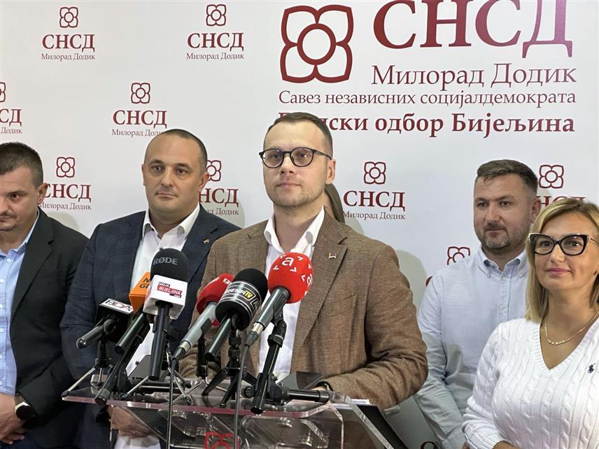 БИЈЕЉИНА, 1. СЕПТЕМБРА /СРНА/ - Предсједник Градског одбора СНСД Бијељина Бојан Савић са сарадницима на конференцији за новинаре данас у Бијељини.	