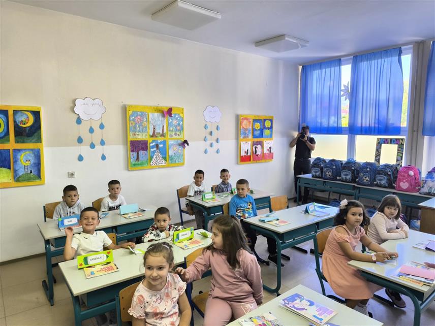 ДРВАР, 1. СЕПТЕМБРА /СРНА/ - Фонд АП Војводине за избегла, расељена лица и за сарадњу са Србима у региону обезбиједио је школске торбе са комплетним прибором за 38 првачића у Основној школи Дрвар, чиме је настављена вриједна подршка образовању српске дјеце у овој општини и њеној околини.