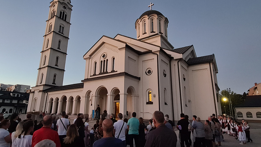 ДОБОЈ, 20. СЕПТЕМБРА /СРНА/ - Саборни спомeн-храм Рођења Пресвете Богородице у Добоју организовао је, поводом прославе крсне славе Мале Госпојине, празнично вечерње богослужење и духовну академију.