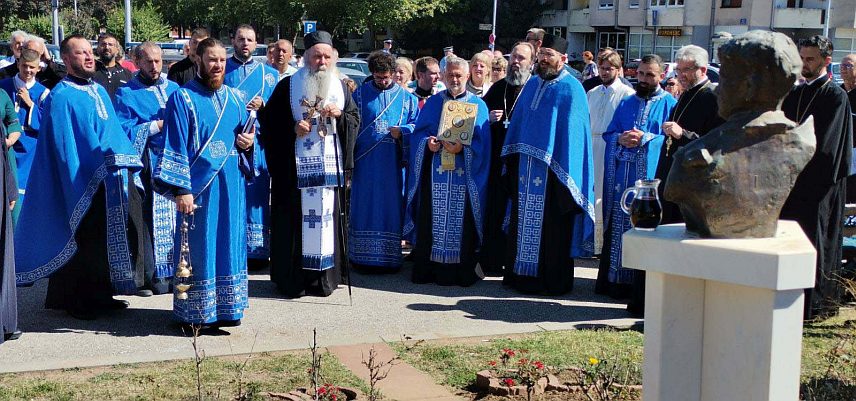 ДОБОЈ, 21. СЕПТЕМБРА /СРНА/ - Његово високопреосвештенство митрополит зворничко-тузлански Фотије данас је у Добоју пред спомеником најмлађем одликованом погинулом борцу Војске Републике Српске Споменку Гостићу служио помен за све који су дали живот за одбрану Српске
