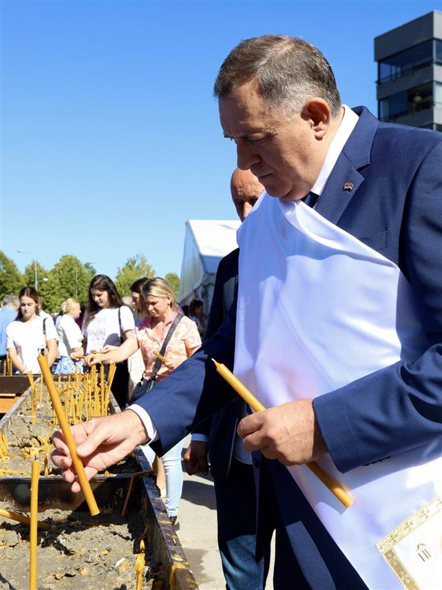 БАЊАЛУКА, 21. СЕПТЕМБРА /СРНА/ - Предсједник Републике Српске Милорад Додик упалио је данас у Српско-руском Храму Преображења Господњег у Бањалуци свијећу у помен на америчког активисту Чарлија Кирка, за којег је истакао да је био посвећен вјери и вриједностима хришћанства.