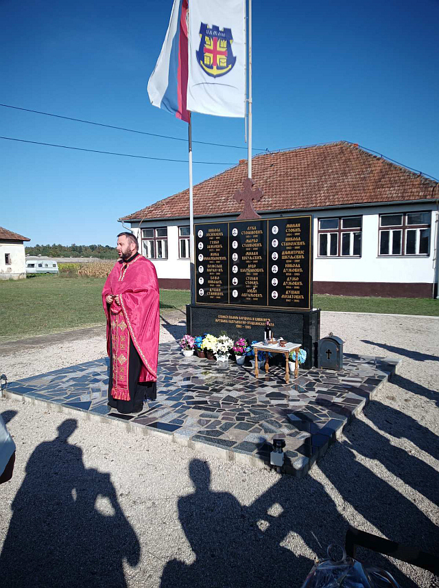 ШАМАЦ, 21. СЕПTЕМБРА /СРНА/ - У Браници код Обудовца данас је служен парастос за 23 погинула борца Војске Републике Српске и за четири цивилне жртве рата.