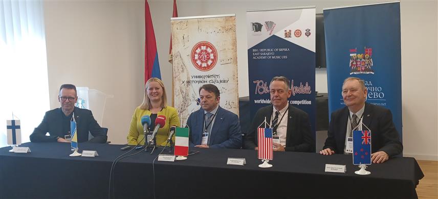 ИСТОЧНО НОВО САРАЈЕВО, 22. СЕПТЕМБРА /СРНА/ - Конференција за новинаре у Источном Сарајеву поводом Свјетског купа хармонике који почиње сутра у организацији Свјетске конфедерације акордеонистана и на којем се очекује учешће 95 такмичара из 23 земље.