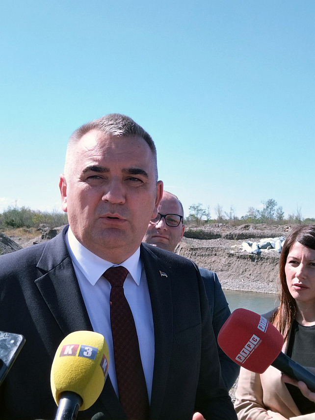 ШАМАЦ, 22. СЕПТЕМБРА /СРНА/ - Предсједник Владе Републике Српске Саво Минић посјетио је данас у Шамцу новоотворене канцеларије Јавне установе "Воде Српске" и Савјетодавне службе Министарства пољопривреде, шумарства и водопривреде и истакао да је један од приоритета Владе да буде што бољи сервис грађанима Српске.