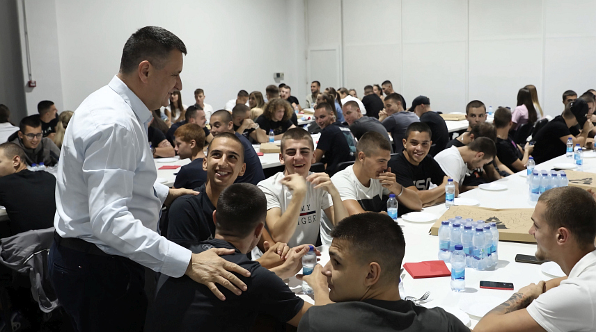 БАЊАЛУКА, 22. СЕПТЕМБРА /СРНА/ - Више од 300 младих приступило је протеклог викенда СНСД-у и ово је једно од најмасовнијих учлањивања младих у посљедње вријеме.