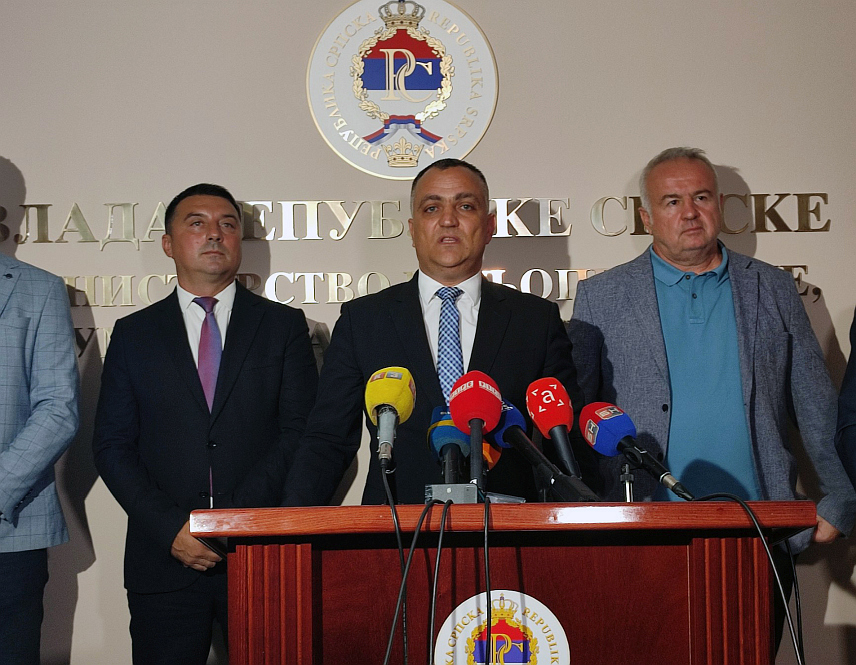 БАЊАЛУКА, 23. СЕПТЕМБРА /СРНА/ - Болест афричке куге свиња потврђена је на мањем газдинству са четири свиње у Братунцу, као и код дивље свиње на подручју Српца, речено је данас у Бањалуци на конференцији за новинаре представника Министарства пољопривреде, шумарства и водопривреде Републике Српске.