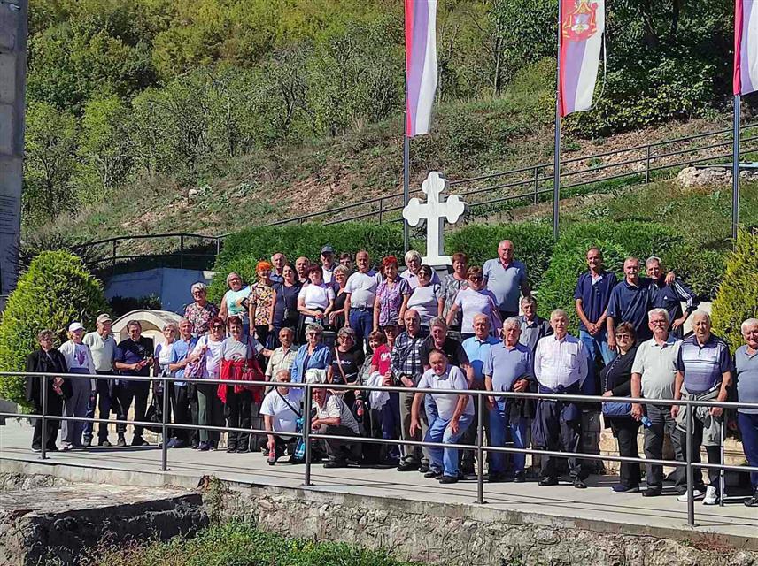 ВИШЕГРАД, 23. СЕПТЕМБРА /СРНА/ – Чланови Удружења пензионера Вишеград данас су у Старом Броду положили цвијеће и одали почаст за више од 6.000 Срба које су усташе убиле 1942. године.	