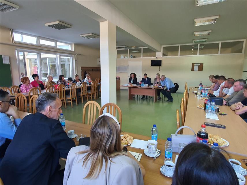 БАЊАЛУКА, 23. СЕПТЕМБРА /СРНА/ - Министар просвјете и културе Републике Српске Боривоје Голубовић током састанка са директорима основних школа са подручја Бањалуке.