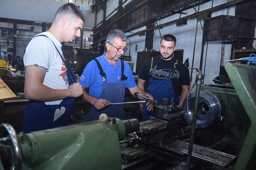 ЗВОРНИК, 23. СЕПТЕМБРА /СРНА/ - Компанија "Нова Алумина" наставила је сарадњу са Техничким школским центром из Зворника о организације практичне наставе у радионицама и погонима фабрике и током ове школске године.