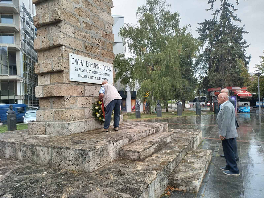 БАЊАЛУКА, 24. СЕПТЕМБРА /СРНА/ - Представници СУБНОР-а Републике Српске данас су у Бањалуци положили вијенац на Споменик палим борцима НОР-а поводом 30 година дјеловања овог удружења у Српској.