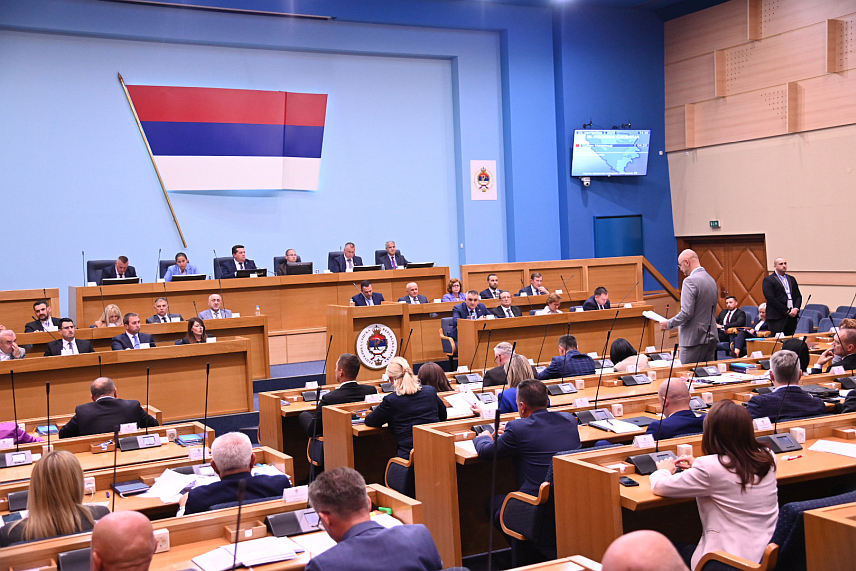 БАЊАЛУКА, 24. СЕПТЕМБРА /СРНА/ - Посебна сједница Народне скупштине Републике Српске у Бањалуци на којој би посланици требало да заузму став о расписаним пријевременим изборима за предсједника Републике Српске.