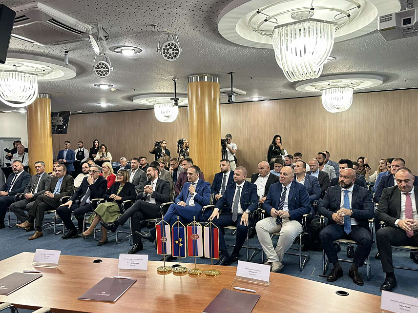 БЕОГРАД/НОВИ САД, 25. СЕПТЕМБРА /СРНА/ - У Новом Саду је одржан пословни форум "Дани Српске у Србији - сусрети привредника" на којем је указано на потребу интензивирања пласмана производа из Републике Српске на тржиште широм Србије.