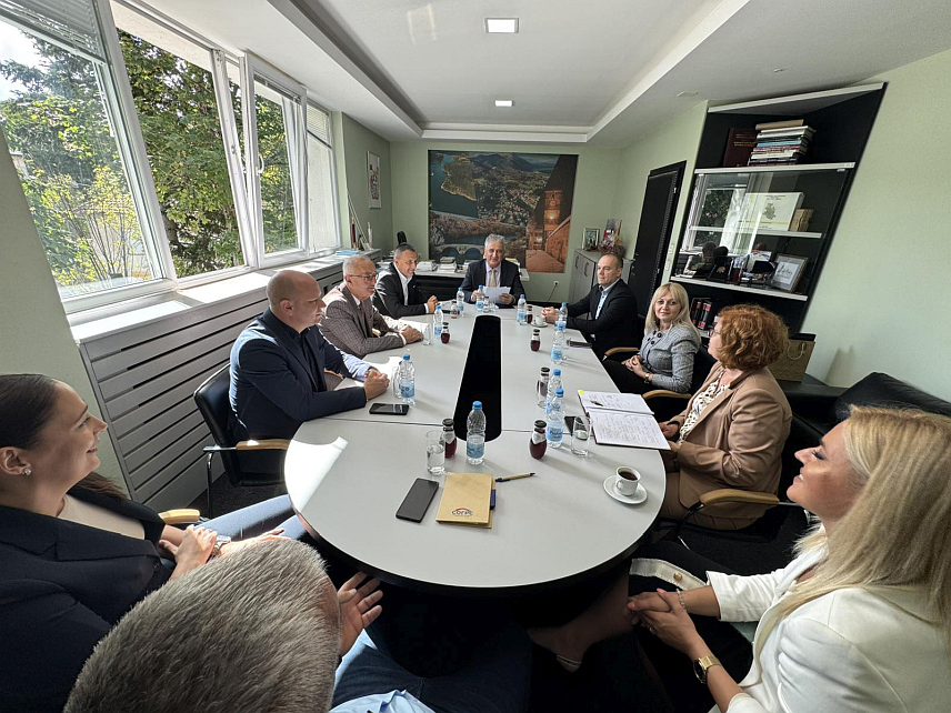 НЕВЕСИЊЕ, 25. СЕПTЕМБРА /СРНА/ - Министар управе и локалне самоуправе Републике Српске Сенка Јујић и министар породице, омладине и спорта Селма Чабрић на састанку у Невесињу са начелником општине  Миленком Авдаловићем.