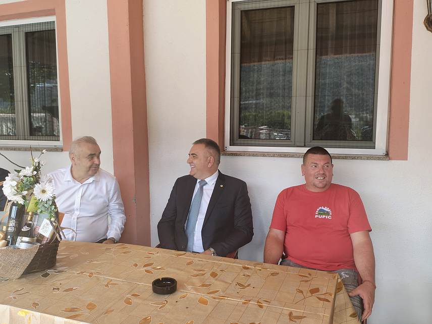 ЉУБИЊЕ, 25. СЕПТЕМБРА /СРНА/ - Предсједник Владе Републике Српске Саво Минић посјетио је данас у Љубињу породично газдинство породице Пупић која се бави сточарством.