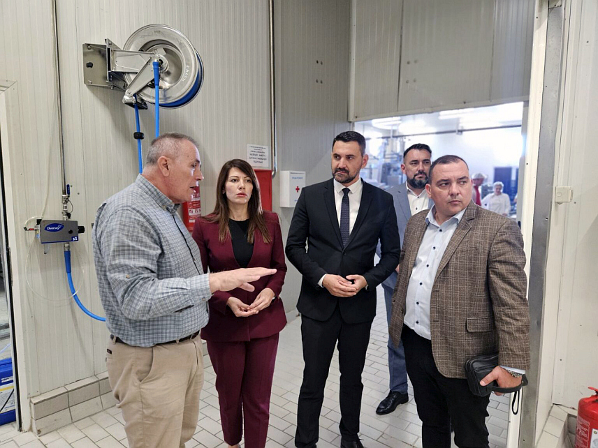 БИЛЕЋА, 25. СЕПTЕМБРА /СРНА/ - Министар пољопривреде, шумарства и водопривреде Републике Српске Анђелка Кузмић данас је са министром за европске интеграције и међународну сарадњу Златаном Клокићем посјетила билећку мљекару "Пађени".	