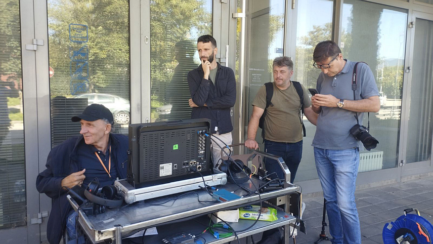 ИСТОЧНО САРАЈЕВО, 25. СЕПТЕМБРА /СРНА/ - Снимање дугометражног играног филма "Линија" и шест телевизијских епизода почело је у манастиру Ковиљ, настављено је на војном полигону Пасуљанске ливаде и на аеродромима Морава и Лађевци, а потом у Источној Илиџи од 16. септембра.