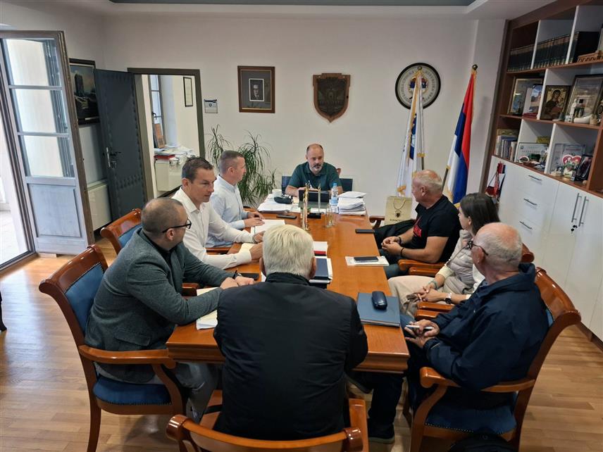 ВИШЕГРАД, 26. СЕПТЕМБРА /СРНА/ - У општини Вишеград данас је уприличен пријем за екипу филма и ТВ серије "Линија", посвећене ратном хирургу Миодрагу Лазићу, која се снима и у овом граду.