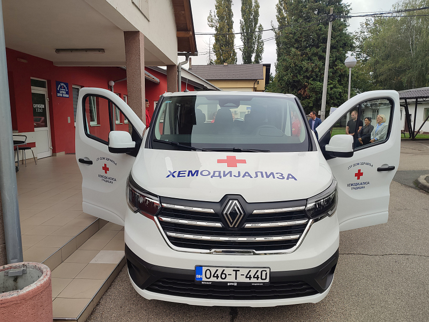 ГРАДИШКА, 26. СЕПТЕМБРА /СРНА/ - За потребе превоза пацијената са подручја Градишке на хемодијализу, градишки Дом здравља набавио је нови комби, вриједности око 80.000 КМ.
