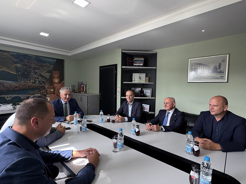 НЕВЕСИЊЕ, 26. СЕПТЕМБРА /СРНА/ - Министар енергетике и рударства Републике Српске Петар Ђокић разговара у Невесињу са начелником општине Миленком Авдаловићем о енергетским поројектима на подручју ове локалне заједнице.