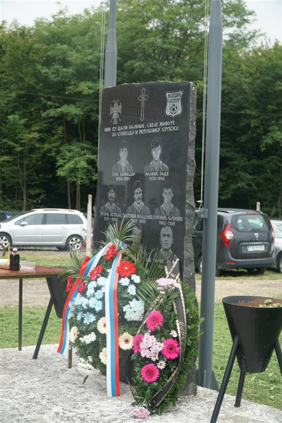 ПРИЈЕДОР, 27. СЕПТЕМБРА /СРНА/ - У Доњим Орловцима код Приједора данас се одржава 27. Меморијални турнир у помен на комплетан фудбалски тим од 11 играча Фудбалског клуба /ФК/ "Козара" из овог мјеста који су погинули током Одбрамбено-отаџбинског рата и своје животе уградили у темеље Републике Српске.	
