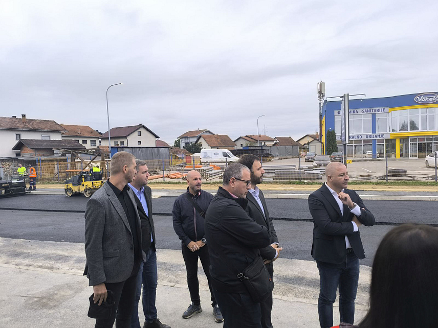 ПРИЈЕДОР, 27. СЕПТЕМБРА /СРНА/ - Реконструкција раскрснице магистралног пута Бањалука-Приједор и Омладинске улице у том граду треба да буде завршена у наредних 15 до 20 дана, прилично прије уговореног рока, најавио је вршилац дужности директора предузећа "Путеви Републике Српске" Мирослав Јанковић.