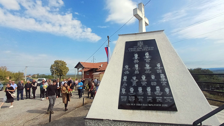 БРОД, 27. СЕПТЕМБРА /СРНА/ - У Горњој Барици у општини Брод данас је служен помен, прислужене су свијеће и положени вијенци за 39 погинулих бораца у борбама за ослобођење ове локалне заједнице у Одбрамбено-отаџбинском рату.