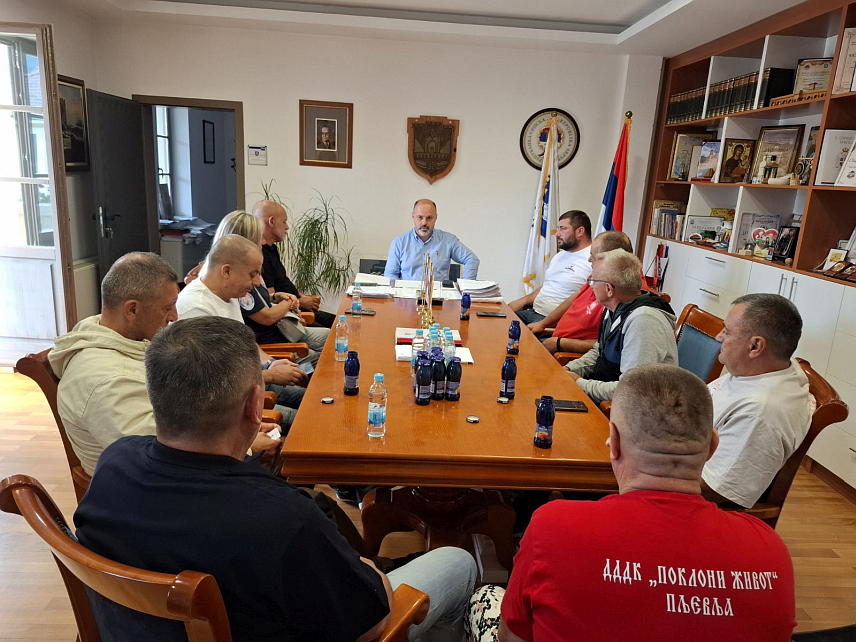 ВИШЕГРАД, 27. СЕПТЕМБРА /СРНА/ – Начелник општине Вишеград Младен Ђуревић организовао је данас пријем за представнике удружења добровољних давалаца крви из Србије, Црне Горе и Републике Српске, који су учествовали у акцији даривања крви у овом граду, у којој је прикупљено 68 доза.