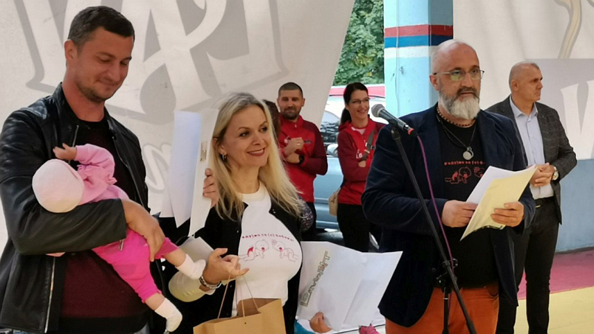 ДОБОЈ, 28. СЕПТЕМБРА /СРНА/ - Девети "Сусрет беба" окупио је данас велики број малишана у Добоју, а за најмлађу бебу пријављена је Ђина Цвјетковић.