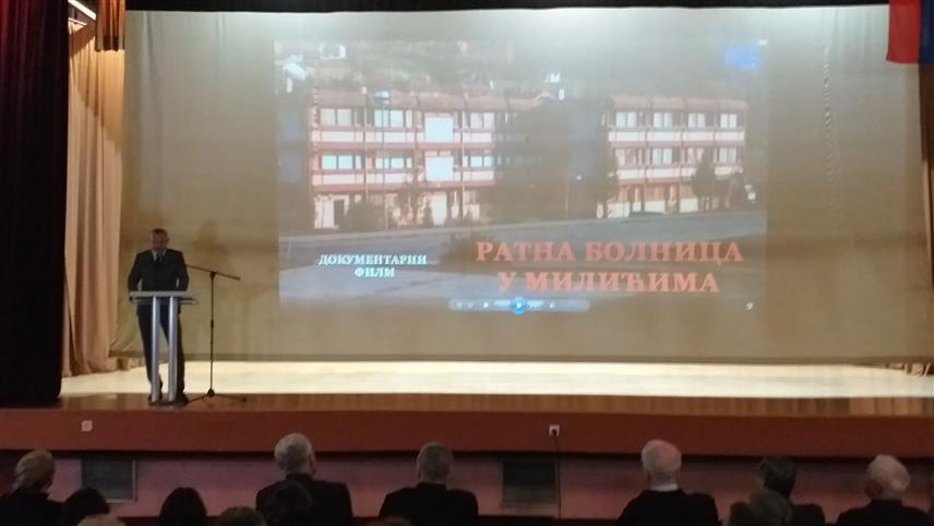 МИЛИЋИ, 28. СЕПTЕМБРА /СРНА/ - У Дому рудара у Милићима одржана је премијера документарног филма Љубише Милутиновића "Ратна болница Милићи" о здравственој установи у којој су еминентни стручњаци из разних области спасили хиљаде живота.