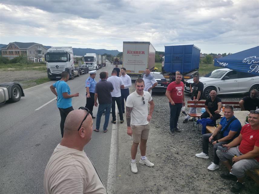 ПРИЈЕДОР, 2. СЕПТЕМБРА / СРНА/ - Приједорски градоначелник Слободан Јавор обишао је данас превознике који су ступили у протесте на магистралном путу Приједор-Бањалука и пружио им подршку.