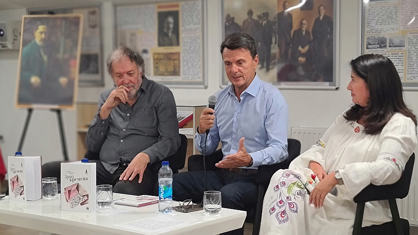 ДОБОЈ, 2. СЕПТЕМБРА /СРНА/ - У Добоју је вечерас промовисана збирка пјесама "Зрно кремена" Миленка Јевђевића из Бањалуке у којој су уврштене родољубиве, завичајне и љубавне пјесме, сабране у протеклих 15 година ауторовог рада.