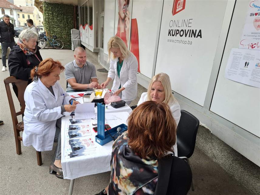 ВИШЕГРАД, 30. СЕПТЕМБРА /СРНА/ - Дом здравља у Вишеграду организовао је данас бесплатно мјерење крвног притиска и шећера у крви поводом обиљежавања Свјетског дана срца, с циљем указивања грађанима на значај превенције и очувања здравља.