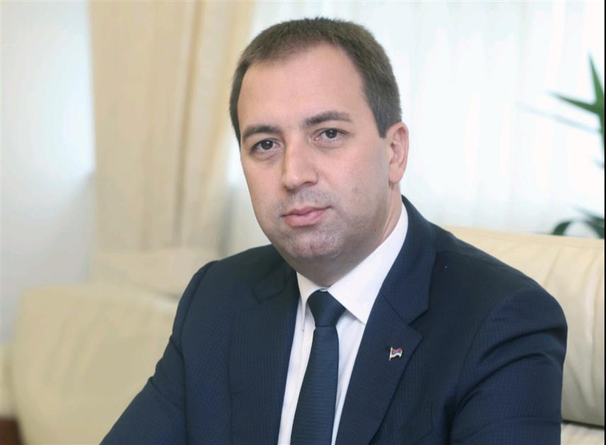 БАЊАЛУКА, 30. СЕПТЕМБРА /СРНА/ - СПС апсолутно подржава кандидата СНСД-а за предсједника Републике Српске Синишу Карана чија биографија и дугогодишње служење Републици Српској и њеним институцијама представљају гаранцију да ће на тој позицији са највећом одговорношћу и посвећеношћу штитити интересе српског народа и Српске, поручио је предсједник СПС-а Горан Селак.