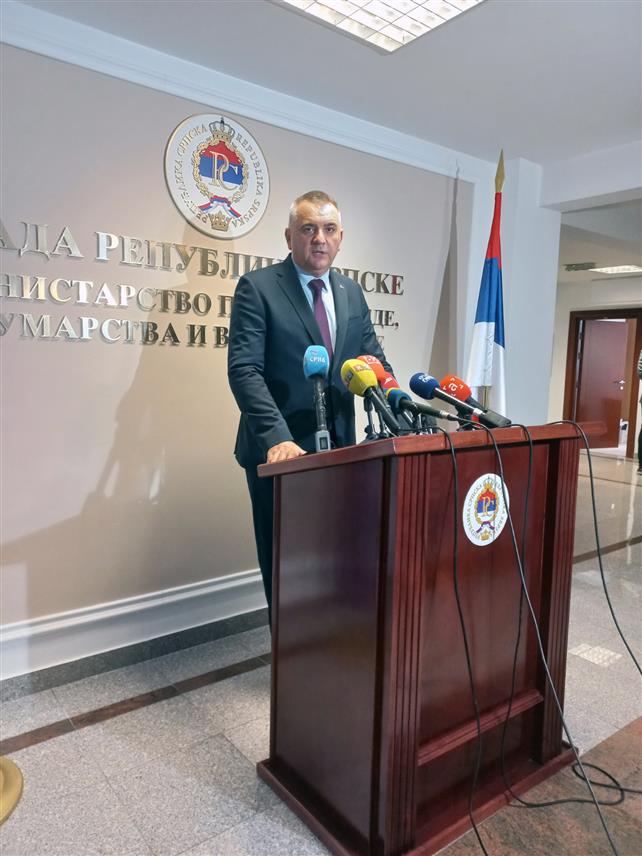 БАЊАЛУКА, 3. СЕПТЕМБРА /СРНА/ - Новоименовани премијер Републике Српске Саво Минић на конференцији за новинаре данас у Бањалуци.	